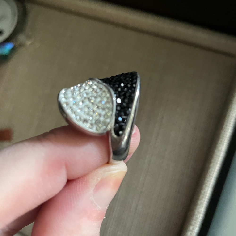 Black/White cocktail ring - Picture 2 of 3